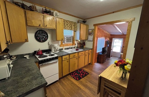 Wellston Kabine | Little Red Cabin - Perfect Up-North Michigan Get-a-Way!