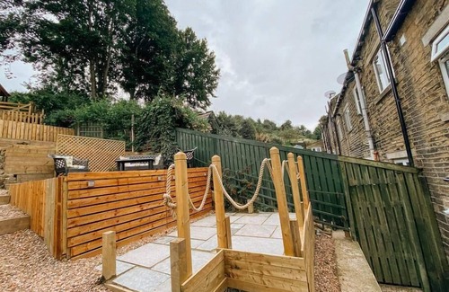 Ogden Haus | LITTLE RED HOLIDAY HOME / Luxe 2 bed accommodation in Halifax / West Yorkshire