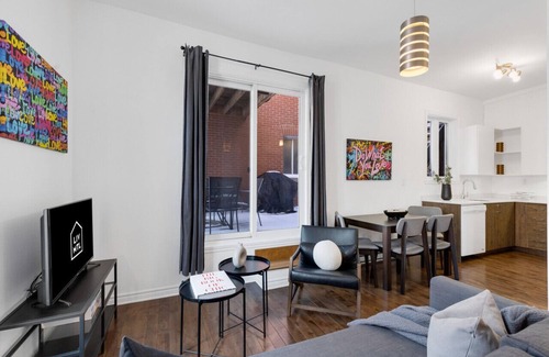 Plateau Mont Royal Wohnung | Liv MTL* 55% Off * MTL 202 Modern 1BR | Relaxed Getaway + Spacious Rooftop Patio + Office + Pets Stay Free!