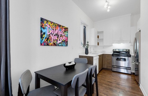 Plateau Mont Royal Wohnung | Liv MTL* 55% Off * MTL 202 Modern 1BR | Relaxed Getaway + Spacious Rooftop Patio + Office + Pets Stay Free!
