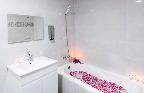 Zhushan Bed & Breakfast | Live in the happiness