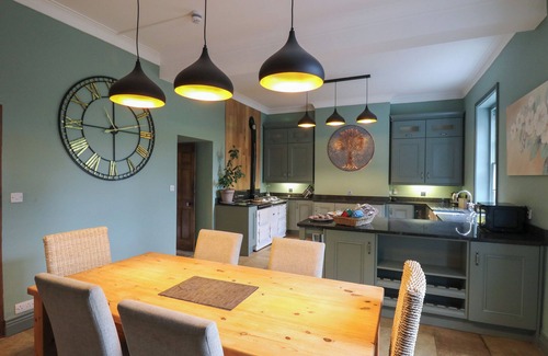 Llanwrtyd Wells Hütte | LLWYNDERW HALL, pet friendly, with open fire in Llanwrtyd Wells