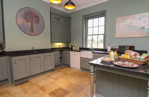 Llanwrtyd Wells Hütte | LLWYNDERW HALL, pet friendly, with open fire in Llanwrtyd Wells
