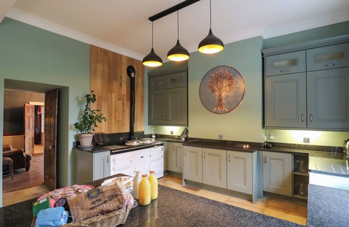 Llanwrtyd Wells Hütte | LLWYNDERW HALL, pet friendly, with open fire in Llanwrtyd Wells