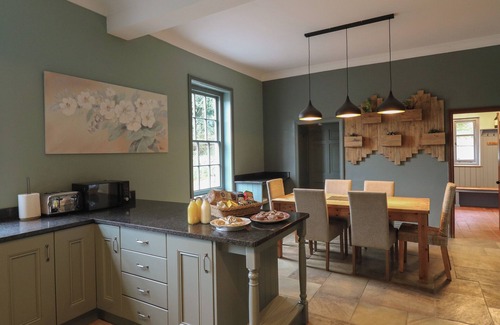 Llanwrtyd Wells Hütte | LLWYNDERW HALL, pet friendly, with open fire in Llanwrtyd Wells