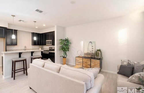 Carson City Haus | Local 3BD/2.5BA - WiFi & Parking