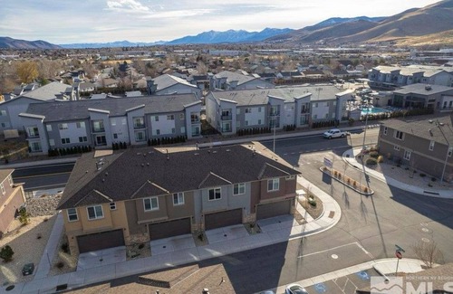 Carson City Haus | Local 3BD/2.5BA - WiFi & Parking