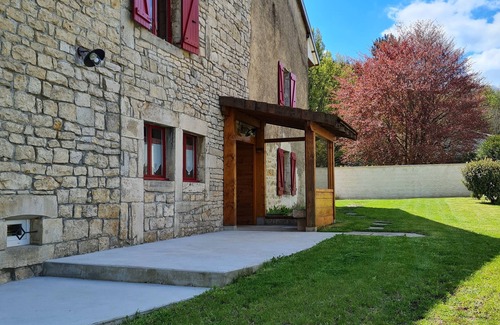 Ney Haus | Located in the heart of the Jura, close to lakes and waterfalls!