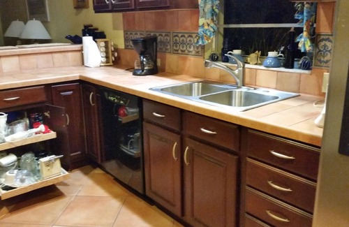 Hudson Haus | Das Hotel liegt am Kanal, 5 Minuten vom Golf entfernt. Senioren willkommen. Verfügbar 1/19