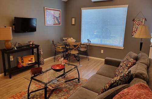 Old Bend Wohnung | Ort! Gehen Sie in die Innenstadt und alte Mühle - ein Schlafzimmer einen Block vom Fluss entfernt