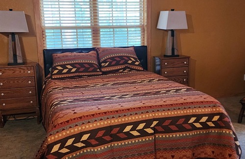 Saddlestring Kabine | Lodge on Ponderosa. 4 sleeping areas. 2 Bathrooms. WiFi, fireplace, office