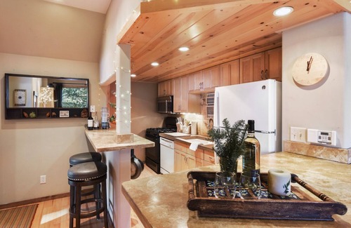 Tahoe City Kabine | Lodgepole Lair - Remodeled, Walkable, Lake & Ski