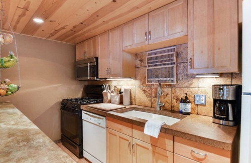 Tahoe City Kabine | Lodgepole Lair - Remodeled, Walkable, Lake & Ski