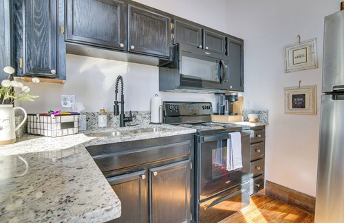 Monett Wohnung | Loft-Style Apt in Dtwn Monett: Pets Welcome!