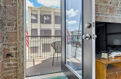 Monett Wohnung | Loft-Style Apt in Dtwn Monett: Pets Welcome!