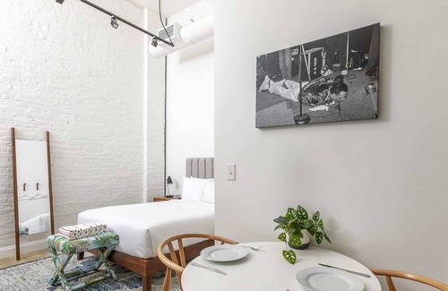South Main Historic District Wohnung | BRAND NEW! Loft-Style Studio Apt Unit w/ Pool