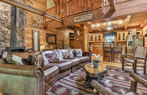 East Ellijay Kabine | Lofty Pines On The Cartecay mit offenem Konzept ist Ihre romantische Flucht. Kein Haustier