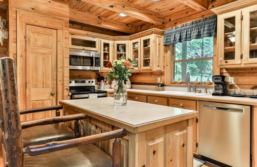 East Ellijay Kabine | Lofty Pines On The Cartecay mit offenem Konzept ist Ihre romantische Flucht. Kein Haustier