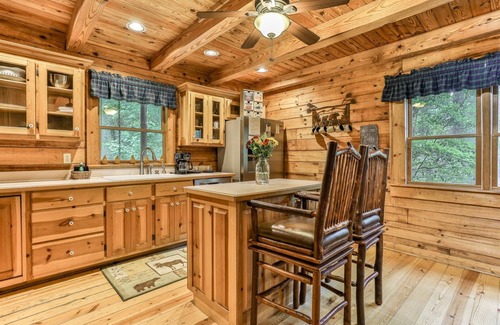 East Ellijay Kabine | Lofty Pines On The Cartecay mit offenem Konzept ist Ihre romantische Flucht. Kein Haustier