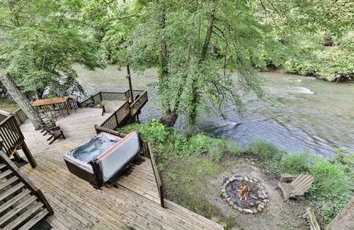 East Ellijay Kabine | Lofty Pines On The Cartecay mit offenem Konzept ist Ihre romantische Flucht. Kein Haustier