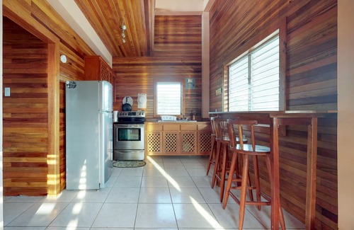 Caye Caulker Hütte | NEUE AUFLISTUNG! Hoher Raum mit privater Veranda und 10 Gehminuten in die Stadt!