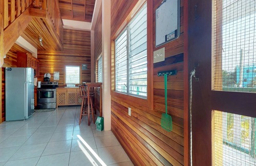 Caye Caulker Hütte | NEUE AUFLISTUNG! Hoher Raum mit privater Veranda und 10 Gehminuten in die Stadt!