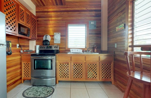 Caye Caulker Hütte | NEUE AUFLISTUNG! Hoher Raum mit privater Veranda und 10 Gehminuten in die Stadt!