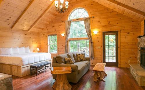 Millersburg Haus | Lofty Willows Treehouse by Amish Country Lodging