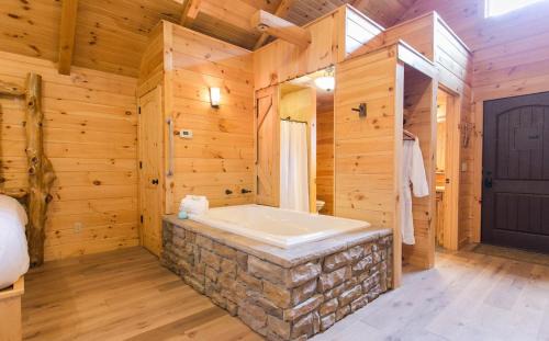 Millersburg Haus | Lofty Willows Treehouse by Amish Country Lodging