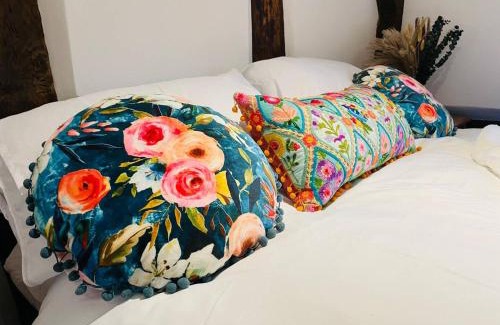 Whitbourne Haus | Log- burner, dog friendly- woodland views with walking trails and local pub on your doorstep! Popular walking trails nearby-Malvern Hills and the Brockhampton Estate- Peaceful village on the border of Hereford and Worcester