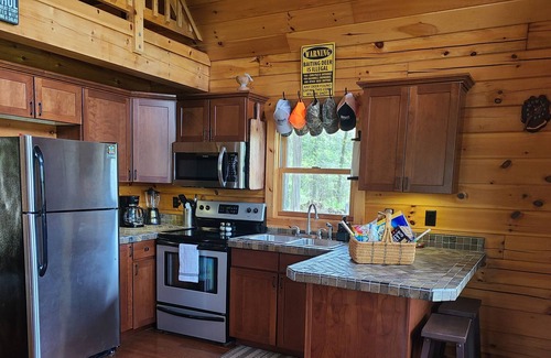 Trigg County Kabine | Log Cabin get away in Cadiz, KY area with multiple recreation areas near by.