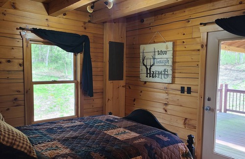 Trigg County Kabine | Log Cabin get away in Cadiz, KY area with multiple recreation areas near by.