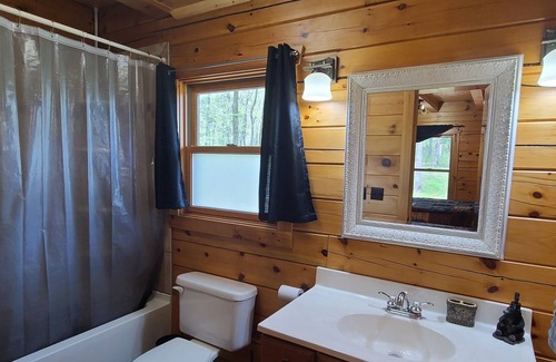 Trigg County Kabine | Log Cabin get away in Cadiz, KY area with multiple recreation areas near by.