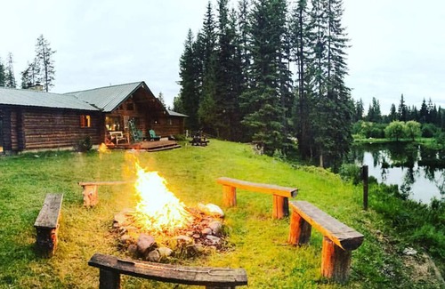 Condon Kabine | Blockhaus mit herrlichem Bergblick in der Nähe von Swan River und Holland Lake.