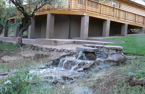 Whispering Pines Kabine | Blockhaus in den Kiefern, Baumhaus mit schwingender Brücke, schöner Strom in der Nähe