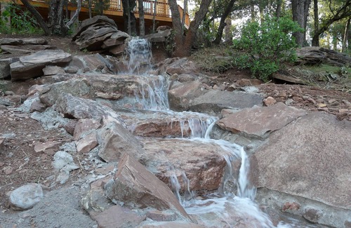 Whispering Pines Kabine | Blockhaus in den Kiefern, Baumhaus mit schwingender Brücke, schöner Strom in der Nähe