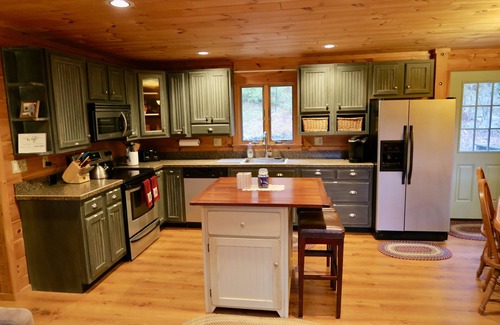 Thornton Kabine | log cabin in the White Mtns. near skiing & attractions Sleeps 8-10