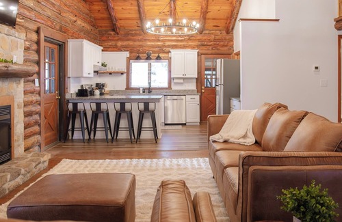Suplee Kabine | log cabin in the woods 3-bedroom cabin with pool table and WiFi in Honey Brook