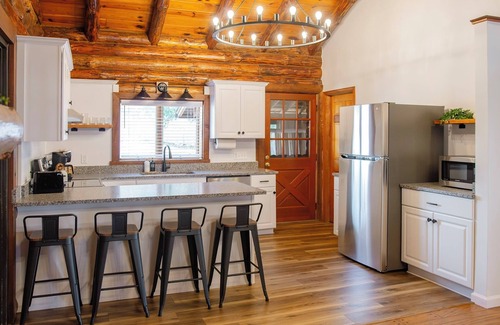 Suplee Kabine | log cabin in the woods 3-bedroom cabin with pool table and WiFi in Honey Brook