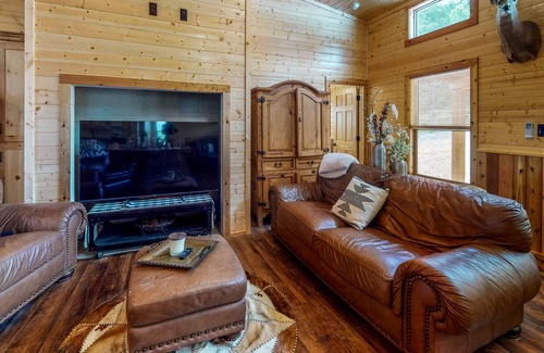 Stringtown Haus | Log cabin in the woods - channel access, kayaks, canoe, firepit, dog-friendly