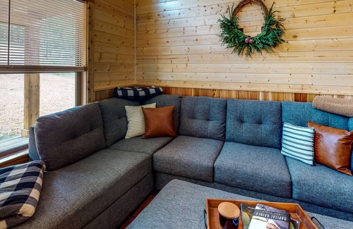 Stringtown Haus | Log cabin in the woods - channel access, kayaks, canoe, firepit, dog-friendly