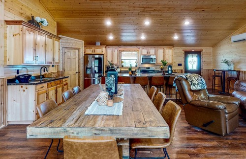 Stringtown Haus | Log cabin in the woods - channel access, kayaks, canoe, firepit, dog-friendly