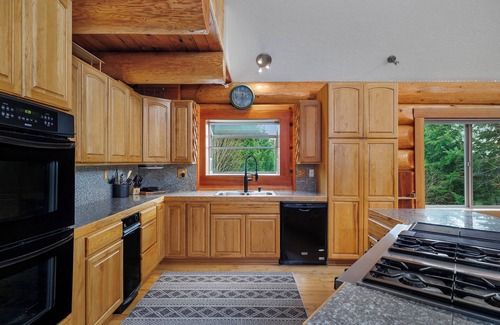 Shelton Kabine | Log Cabin in the Woods. On five acre lot in the woods pet friendly.
