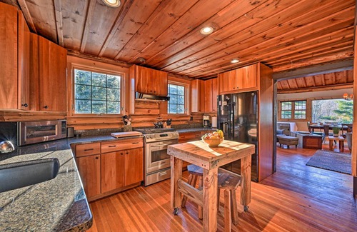 Wilmington Hütte | Log Cabin in Wilmington w/ New Hot Tub By Skiing!