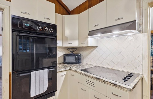 Richmond Heights Haus | Log Cabin - Natures Oasis - Fire Pit & Gazebo