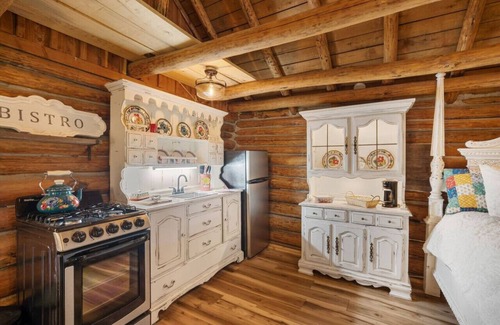Rudy Kabine | Log cabin on 100 acres-Wifi-Kitchen-Wildlife-The Happy Hound