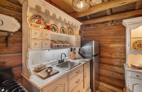 Rudy Kabine | Log cabin on 100 acres-Wifi-Kitchen-Wildlife-The Happy Hound