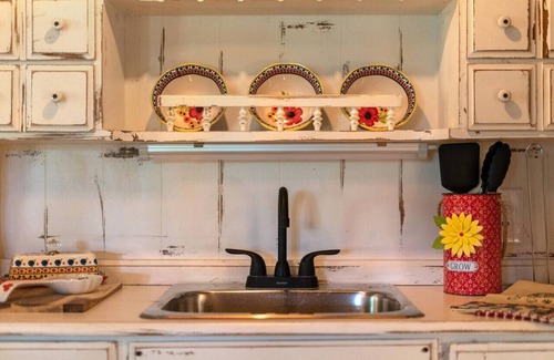 Rudy Kabine | Log cabin on 100 acres-Wifi-Kitchen-Wildlife-The Happy Hound