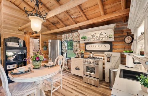 Rudy Kabine | Log cabin on 100 acres-Wifi-Kitchen-Wildlife-The Pampered Peacock