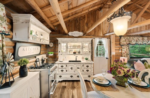 Rudy Kabine | Log cabin on 100 acres-Wifi-Kitchen-Wildlife-The Pampered Peacock